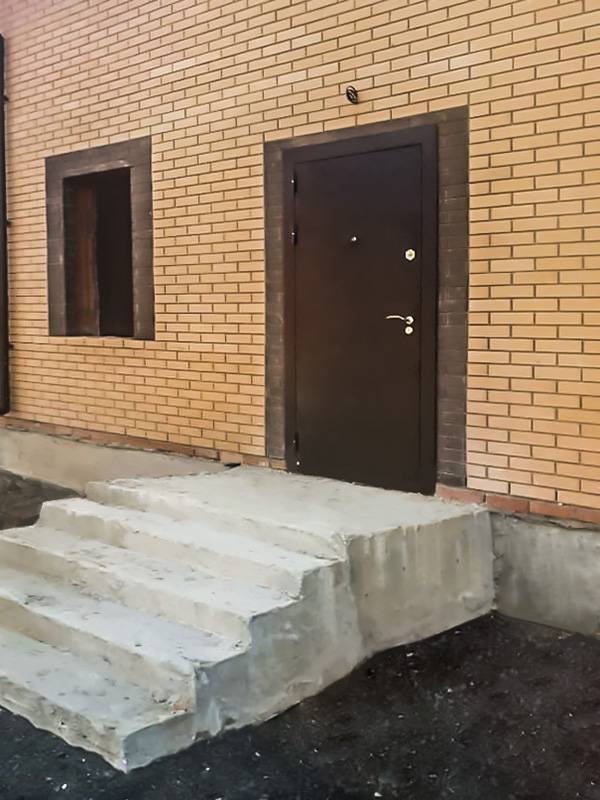Дверь на входе в кирпичный дом