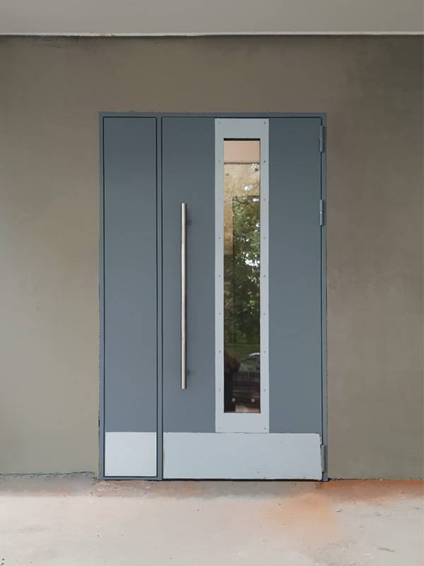 Дверь со стеклом, вид спереди (подъезд, ул. Архитектора Власова)