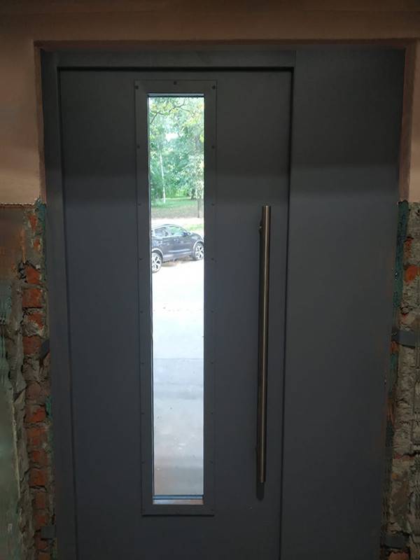 Дверь со стеклом, вид сзади (подъезд, ул. Архитектора Власова)