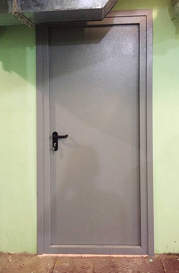 Однопольная пожаростойкая дверь серого цвета