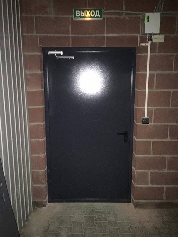 Противопожарная дверь изнутри (пр-т Маршала Жукова)