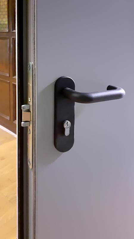 Противопожарный замок (коридор школы, р-н Марьина Роща)