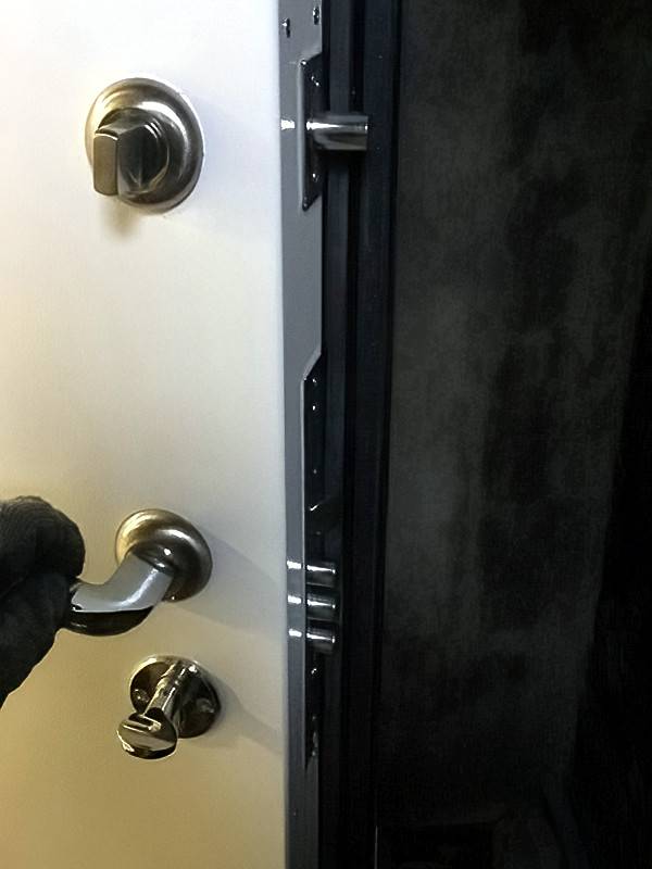 Замки технической двери (Камергерский переулок)